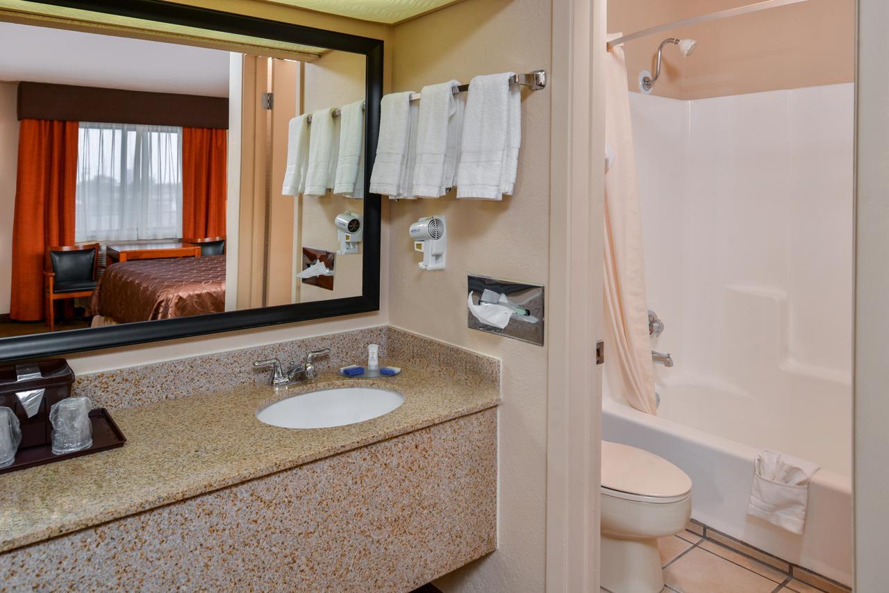 הובס Best Western Executive Inn מראה חיצוני תמונה