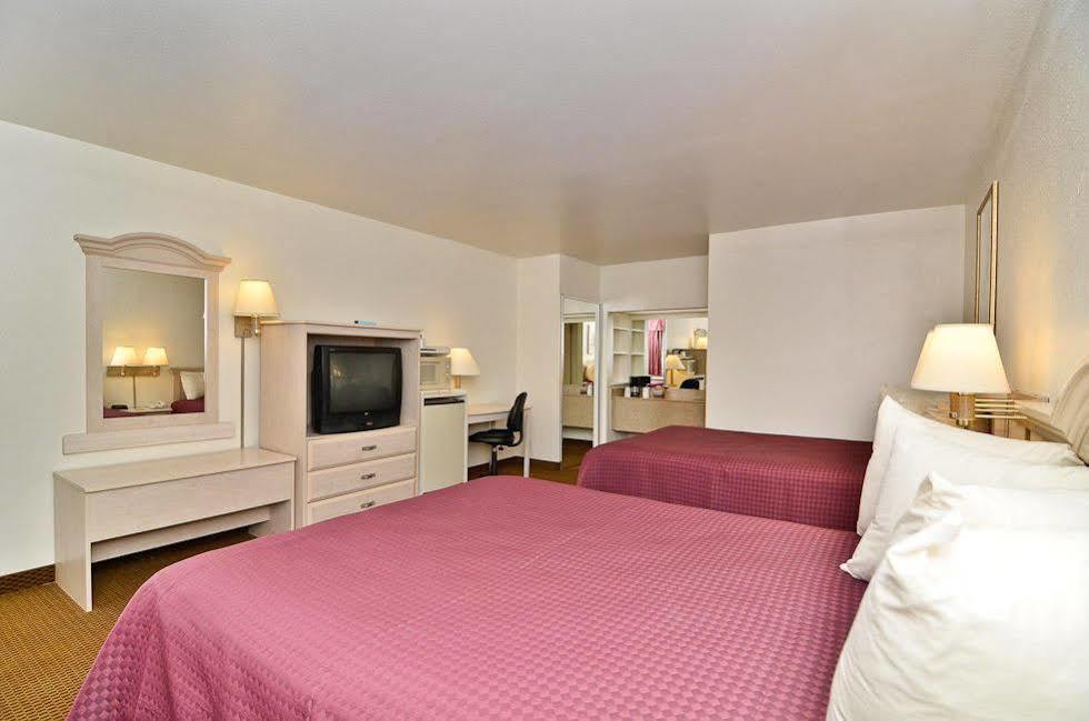 הובס Best Western Executive Inn מראה חיצוני תמונה